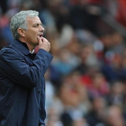 Mourinho, preocupado durante el partido con el CIty en Old Trafford.
