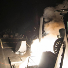 Imagen del lanzamiento de un misil contra una base siria desde el 'USS Ross' , esta madrugada.