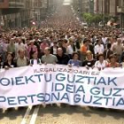 Cabecera de la manifestación que tuvo lugar ayer en Bilbao, en contra de la Ley de Partidos