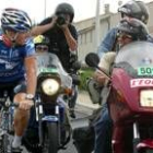 El líder del Tour, Lance Armstrong, habla con los fotógrafos mientras entrena en el día de descanso