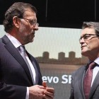 Rajoy y Mas charlan durante la celebración del Saló del Automòbil, el pasado 10 de mayo.