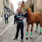 El jinete, Manuel Mirantes, junto a Dandi en la plaza Mayor de La Bañeza