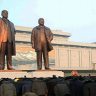 Ciudadanos rinden tributo a las estatuas de los líderes del país en Pyongyang.