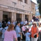 San Cristóbal recorrió las principales calles de Cistierna en un vehículo descapotable