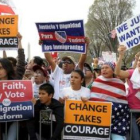 Un grupo de manifestantes se manifiestan en Washington para exigir a Obama la reforma migratoria.