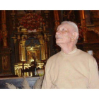 José Alfayate, en el interior de la iglesia de Santa Colomba.
