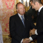 Urdangarín saluda a sus suegros, los Reyes, en una recepción del 2005, en Madrid.