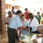 Los vecinos de Zuares esperan su turno para la recogida del agua enviada por la Diputación.