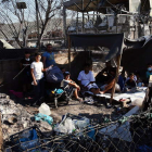 Imagen de una familia de refugiados en la ruina del campamentoORESTIS PANIAGOTO