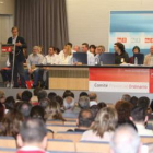 El secretario provincial del PSOE, Francisco Fernández, escucha la intervención de Alonso en el comi