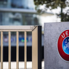 El logo de la UEFA a la puerta de las oficinas en Suiza. JEAN CHRISTOPHE BOTT