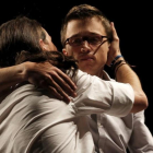 Iglesias abraza a Errejón tras el mal resultado en la noche electoral del 26-J.