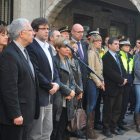 Ciudadanos de Gerona, junto a las autoridades municipales, guardan un minuto de silencio.