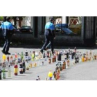 La Policía Local escenificó la destrucción de más de un centenar de bebidas incautadas en botellones