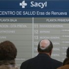 Pacientes consultando el panel de médicos.