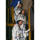 La tripulación de la cápsula «Soyuz TMA-7», antes iniciar el viaje