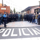Minuto de silencio frente a la comisaría de la Policía Nacional de León en memoria de la agente Vanesa Lage, fallecida en acto de servicio en Vigo