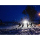 Un grupo de refugiados caminan de noche entre la nieve cerca de la localidad serbia de Miratovac.