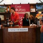 Expositor de Casar de Burbia en una de las últimas ferias del vino de Ponferrada.