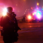 La policía trata de contener los saqueos en las tiendas de Ferguson, en Misuri.