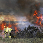Una cuadrilla del Servicio de la Junta, en plena actividad durante el fuego de ayer.