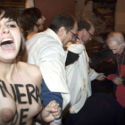 Una de las activistas de Femen protesta delante de Rouco Varela en la entrada de la parroqua de los Santos Justo y Pastor.