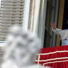 El Papa saluda a sus fieles en una fotografía de archivo.