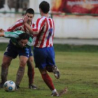 Aláez pelea por la posesión del balón frente a dos jugadores rivales.