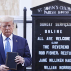 Donald Trump con una Biblia  ante la iglesia episcopal de Saint John. SHAWN TEW