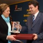 La directora del Archivo Histórico Provincial de León, Carmen Fernández, recibe el premio de Mañueco