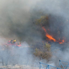 Los efectivos de Protección Civil durante la extinción del incendio que se prolongó varias horas.