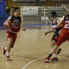 Uno de los partidos de baloncesto de liga EBA del ULE Basket León contra el Porriño. F. OTERO.