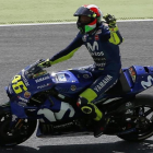 Valentino Rossi (Yamaha) saluda, feliz, a sus aficionados tras lograr la pole en Mugello.
