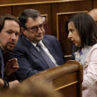 Pablo Iglesias (Podemos) conversa con Aitor Esteban (PNV) y Margarita Robles (PSOE)