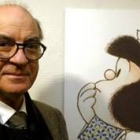 El dibujante Quino con su «hija» Mafalda, que ya está en edad de no mojarse la barriga