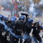 Miembros de la policía turca chocan con manifestantes kurdos en la ciudad de Diyarbakir.