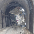 La locomotora quedó empotrada contra el lateral del túnel de la línea de León a Asturias. MARCIANO PÉREZ