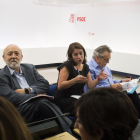 José Félix Tezanos (izquierda) en una reunión junto a Adriana Lastra y Manuel Escudero.