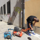 El Ayuntamiento y Proyecto Hombre han retomado la limpieza de pintadas de las fachadas. L. DE LA MATA