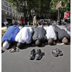Musulmanes rezan en la calle Rue des Poissoniers, en Paris, para celebrar el «Eid al Firt&raqu