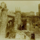 Posado ante las ruinas del Castillo de Ponferrada, todavía con dos arcos y fotos de 1916. BALLINAS/ ANÓNIMO
