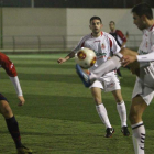Viti controla el balón ante la oposición de Rubén, centrocampista del Atlético Astorga y de la selección autonómica.