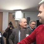 Tino Rodríguez saluda a Álvarez Courel ante Rey, en una imagen de archivo.