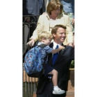 Bush, con su hija Bárbara, compite con Kerry y Edwards, este último fotografiado con su hijo