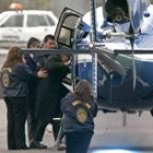 El ex presidente Alberto Fujimori sube al helicóptero de la policía que lo llevará de regreso a Perú