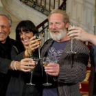 Peter Mullan junto al actor británico y los directores Jordi Cadena y Judith Colell (2i).