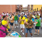 Los miembros de la agrupación Charanga y Pachanga en el correbares de Veguellina de Órbigo del año pasado. CHARANGA Y PACHANGA