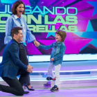 Jaime Cantizano, con Samantha Vallejo-Nágera y su hijo en 'Jugando con las estrellas'.