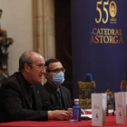 El obispo de Astorga y el deán de la Catedral, ayer. FERNANDO OTERO