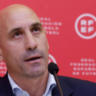 Las críticas se le acumulan a Rubiales por su acción con Jenni Hermoso tras la final del Mundial. J.J. GUILLÉN